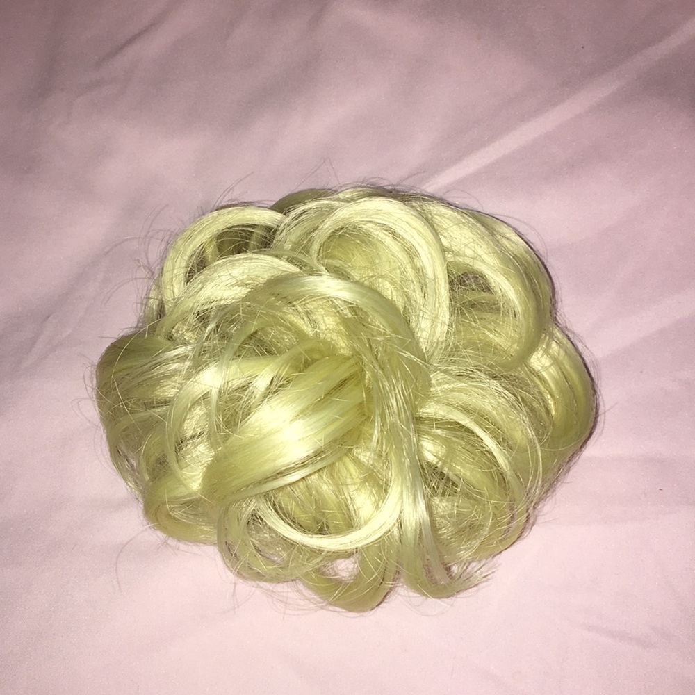 Messy bun hairpiece (synthetic)